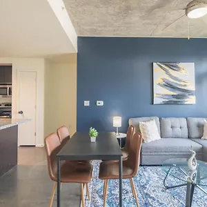 Striking 2bd - Cdt- Gym, Pool, Parking - Sleep8 Phoenix